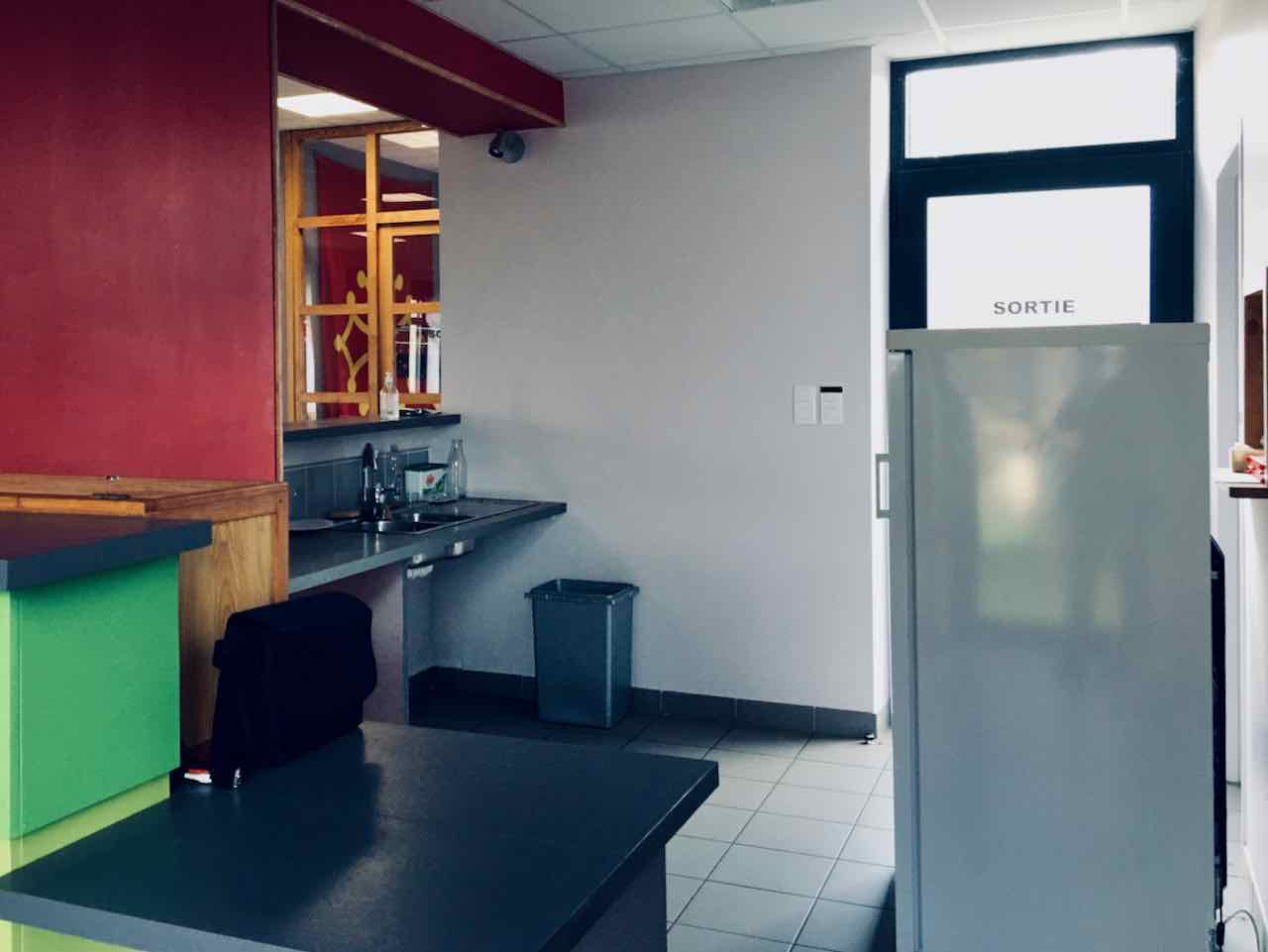 l'arrière du bar et le frigo